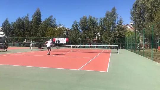 Tenis Turnuvası Ödül Töreni ile Sona Erdi