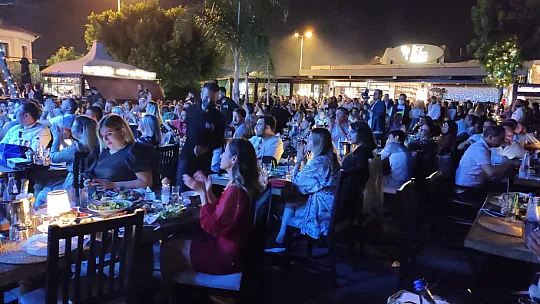 Ebru Yaşar Sevenleri ile Barbunn'da Buluştu