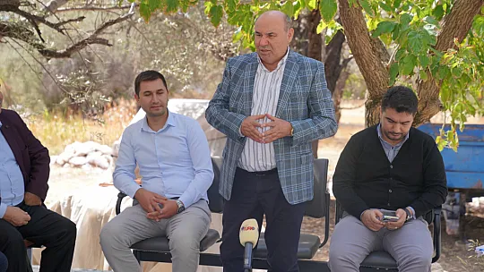 Başkan Otgöz, vatandaşların taleplerini dinliyor