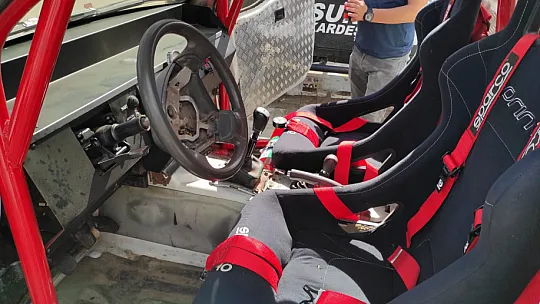 Offroad araçları güvenlik testi için Beşkaza Meydanında