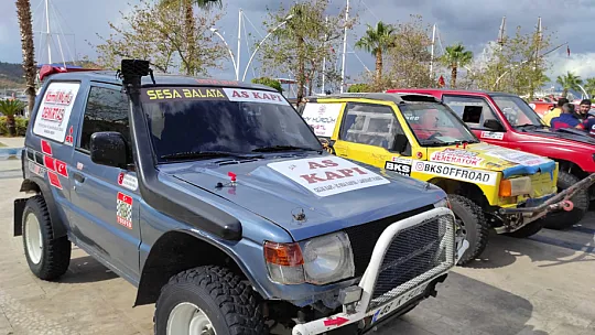 Offroad araçları güvenlik testi için Beşkaza Meydanında