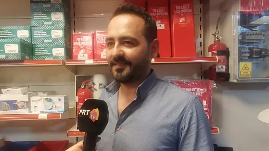 Yangına müdahalenin önemini FRT TV mikrofonlarına anlattı
