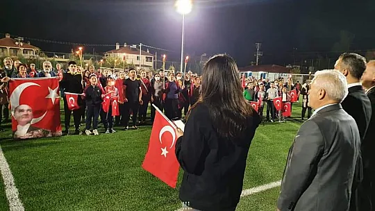 CHP'li Erbay 29 Ekim Cumhuriyet Bayramı kutlamalarında vatandaşlarla zeybek oynadı
