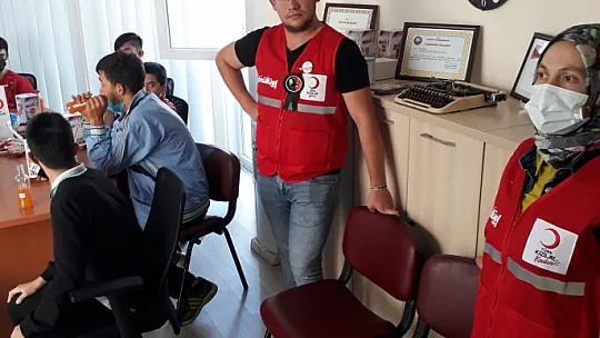 Öğrencilerden, Türk Kızılay'ına ziyaret