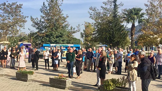 Fethiye'deki İngilizlerden Atatürk'e saygı duruşu