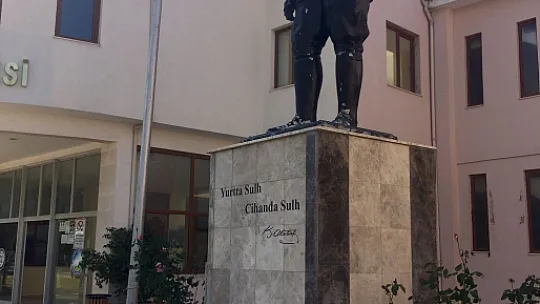 Fethiye'deki İngilizlerden Atatürk'e saygı duruşu