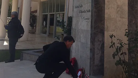 Fethiye'deki İngilizlerden Atatürk'e saygı duruşu
