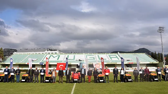 Muğla Gençlik ve Spor İl Müdürlüğü'nce Alınan Çim Biçme Traktörleri İlçelere Teslim Edildi
