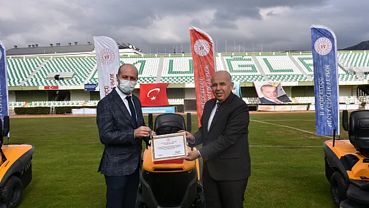 Muğla Gençlik ve Spor İl Müdürlüğü'nce Alınan Çim Biçme Traktörleri İlçelere Teslim Edildi