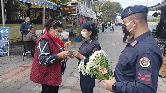 Polis ve jandarmadan kadınlara çiçek