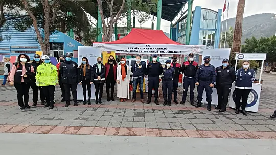 Polis ve jandarmadan kadınlara çiçek