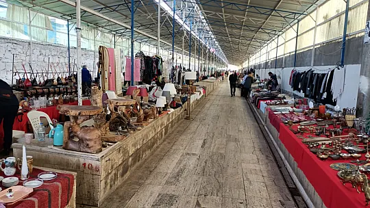 Antika severler 15 günde bir salı pazarında