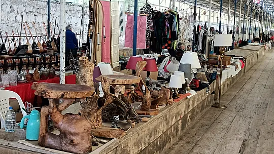 Antika severler 15 günde bir salı pazarında