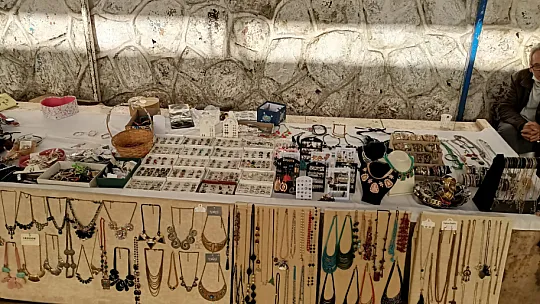 Antika severler 15 günde bir salı pazarında