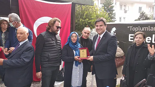 Engelli Çocukları Sevindirdiler