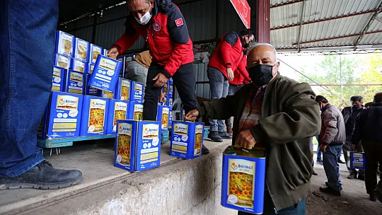 Seydikemerli Arıcılara Arı Keki ve Arı Yemi Bağışlandı