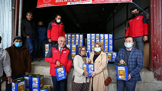 Seydikemerli Arıcılara Arı Keki ve Arı Yemi Bağışlandı