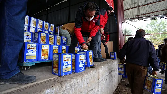 Seydikemerli Arıcılara Arı Keki ve Arı Yemi Bağışlandı