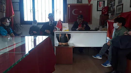 Öğrencilerden Gaziler ve Şehit Aileleri Derneği'ne Ziyaret