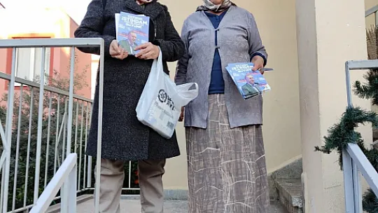 AK Parti kapı kapı gezip, halkı bilgilendirdi