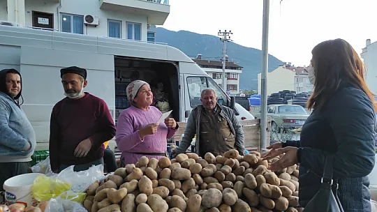 AK Parti kapı kapı gezip, halkı bilgilendirdi