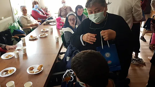 Engelleri Aşan Okul'dan yaşlılara ziyaret
