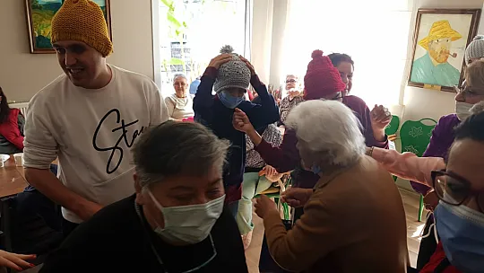 Engelleri Aşan Okul'dan yaşlılara ziyaret