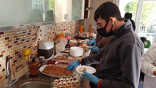 Engelleri Aşan Okul'dan yaşlılara ziyaret