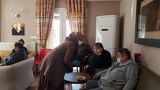Engelleri Aşan Okul'dan yaşlılara ziyaret