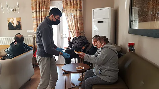 Engelleri Aşan Okul'dan yaşlılara ziyaret