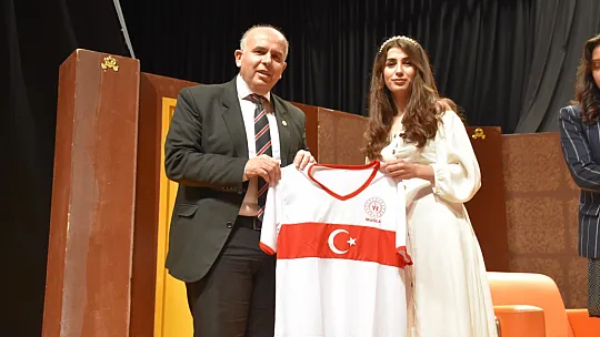 Genç Tiyatrocuların 'Karmakarışık' Oyunu Büyük İlgi Gördü