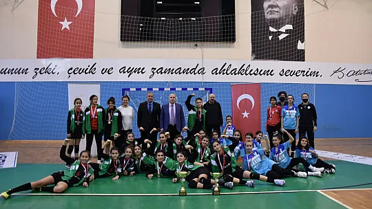 Okul sporları Hentbol Yıldız Kızlarda kupa sahibini buldu