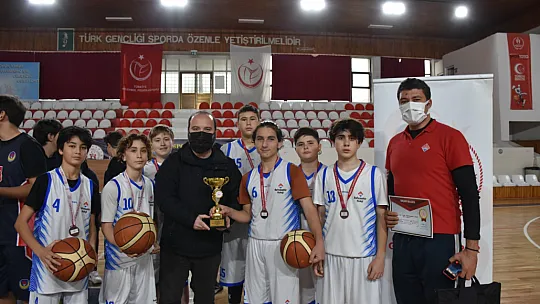 Okul Sporları Basketbol Yıldız Erkeklerde kupa sahibini buldu
