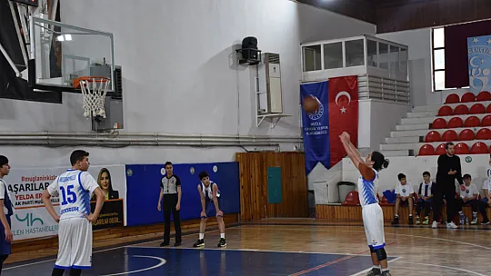 Okul Sporları Basketbol Yıldız Erkeklerde kupa sahibini buldu