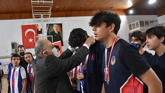 Okul Sporları Basketbol Yıldız Erkeklerde kupa sahibini buldu