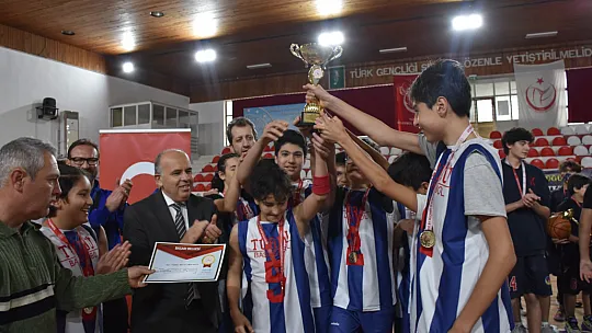 Okul Sporları Basketbol Yıldız Erkeklerde kupa sahibini buldu