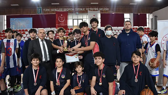 Okul Sporları Basketbol Yıldız Erkeklerde kupa sahibini buldu
