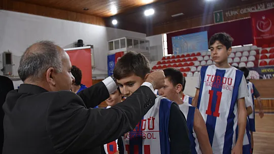 Okul Sporları Basketbol Yıldız Erkeklerde kupa sahibini buldu