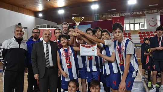 Okul Sporları Basketbol Yıldız Erkeklerde kupa sahibini buldu