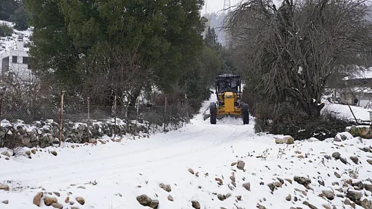 Seydikemer Belediyesi karla kaplı yolları ulaşıma açtı
