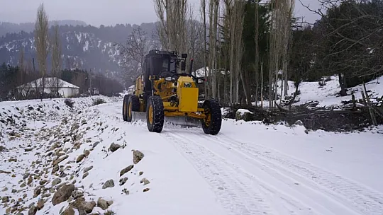 Seydikemer Belediyesi karla kaplı yolları ulaşıma açtı
