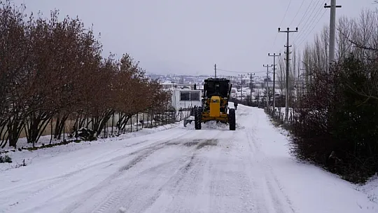 Seydikemer Belediyesi karla kaplı yolları ulaşıma açtı