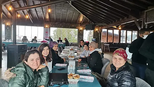 Kadın çiftçiler kahvaltı da bir araya geldi