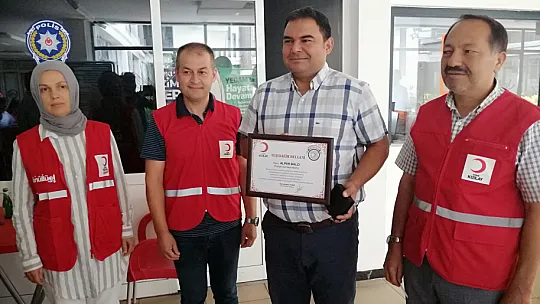KIZILAY GÖNÜLLÜSÜ ÖRNEK KAYMAKAM