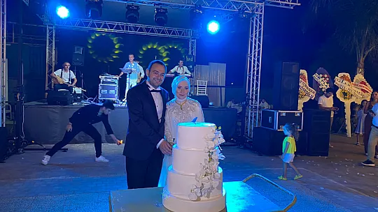 GÖZ KAMAŞTIRAN DÜĞÜN İLE DÜNYA EVİNE GİRDİLER NİKÂHI BAŞKAN OTGÖZ KIYDI