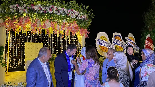 GÖZ KAMAŞTIRAN DÜĞÜN İLE DÜNYA EVİNE GİRDİLER NİKÂHI BAŞKAN OTGÖZ KIYDI