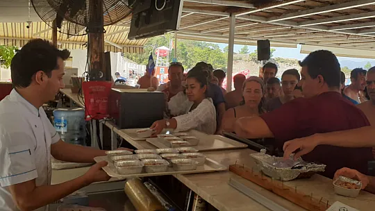 BÜYÜK SAMANLIK PLAJINDA AŞURE İKRAMI