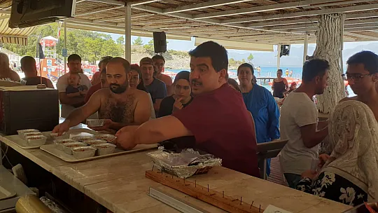 BÜYÜK SAMANLIK PLAJINDA AŞURE İKRAMI