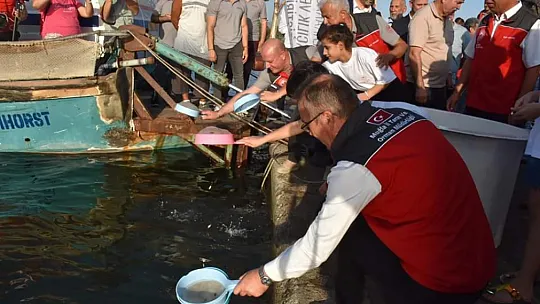 KÖYCEĞİZ GÖLÜNE 260 BİN YAVRU SAZAN BALIĞI BIRAKILDI