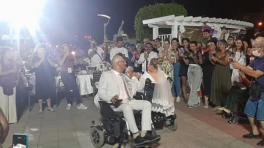MUTLULUKLARI GÖZLERİNDEN OKUNDU 